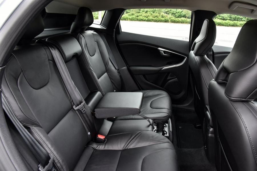 Интерьер Volvo V40 D4 Inscription 2016 года  (UK) (фото 26 из 34)